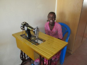 Mädchen erlernt den Umgang mit der Nähmaschine