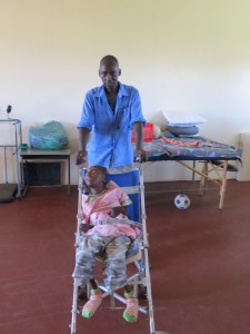 der zweite Physiotherapeut holt seinen nächsten Patient von der Mama ab