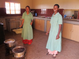die 2 Köchinnen kochen das Mittagessen