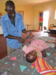 dieses Mädchen leidet an schweren Kontraktionen und braucht die Physiotherapie dringend